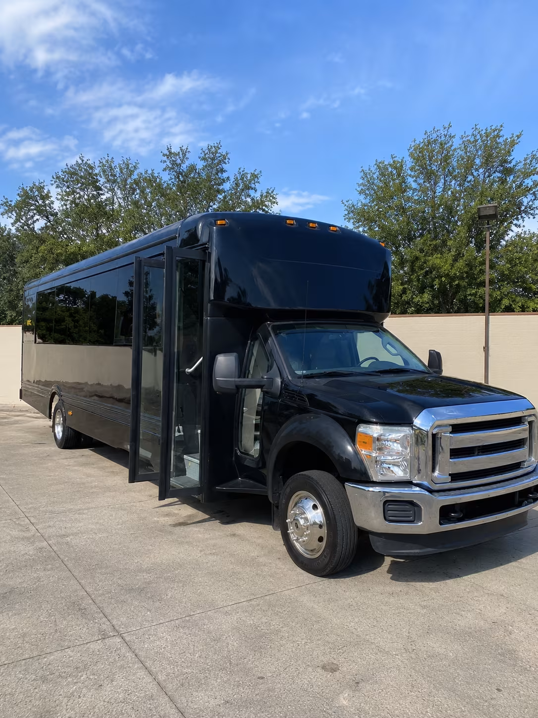 delano 20 passenger party bus