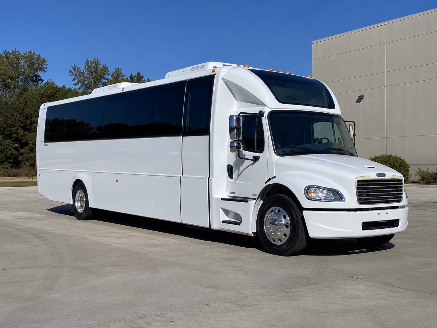 delano 28 passenger party bus